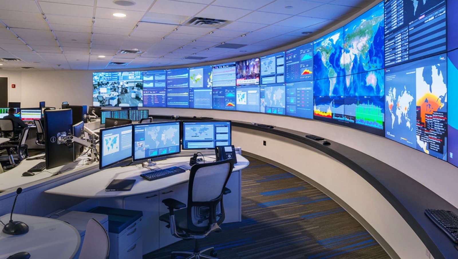 Control room with curved multi-screen video wall — Drita DT4000 deployment